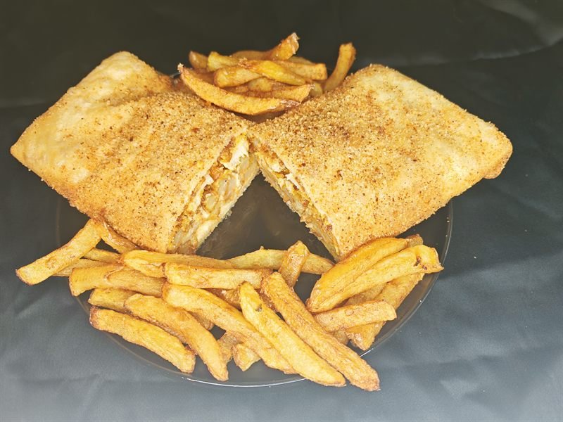 Tacos pané maison servi avec des frites